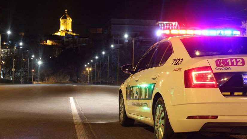 რას ამბობს ქალი, რომლის ბინიდანაც გახრწნილი ხორცი ამოიღეს