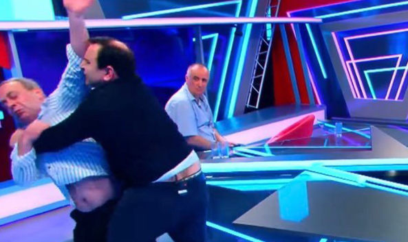 ხელჩართული ჩხუბი პირდაპირ ეთერში – ერთმანეთს პაატა მანჯგალაძე და გიორგი გუგავა დაუპირისპირდნენ