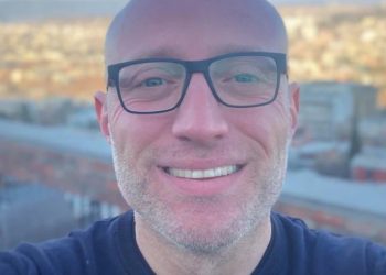 ,,გვიან ღამით ვბრუნდებოდი სახლში. ქეთისთვის რაღაც წამლები მინდოდა და ,,გაგარინზე” იყო ღია ,,პსპ”. ჩემ წინ ერთი ადამიანი იყო, რომელსაც შეკვეთა გაკეთებული ჰქონდა დაფარმაცევტის მოსვლას ელოდებოდა. ამ დროს უკანაც მოვიდნენ ორნი” – რა შეემთხვა ნიკა ქავთარაძეს ?