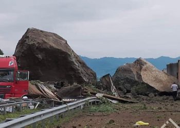 ტრაგედია საქართველოს საზღვართან : კლდე ჩამოიშალა და სატვირთო ავტომობილები მოიყოლა, არის მსხვერპლი