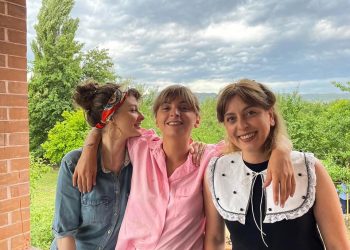 ”უკვე ვენახიც გააშენა…” – ჩცდ-ს მსახიობი კორპუსის ბინაში ჯდომის ნაცვლად აგარაკზე გადასახლდა (ფოტოები)