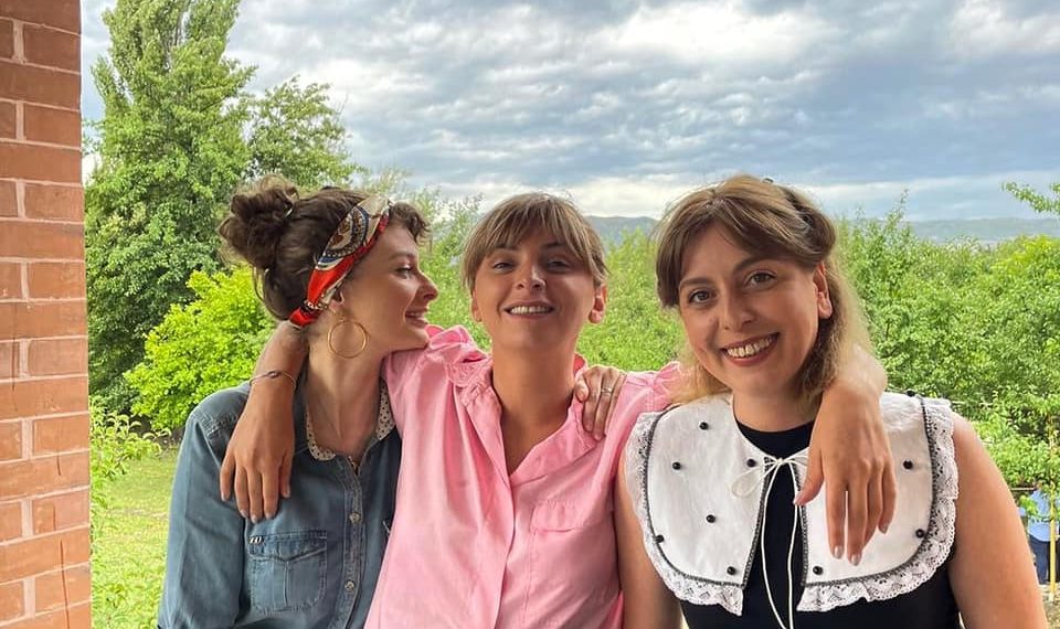 ”უკვე ვენახიც გააშენა…” – ჩცდ-ს მსახიობი კორპუსის ბინაში ჯდომის ნაცვლად აგარაკზე გადასახლდა (ფოტოები)