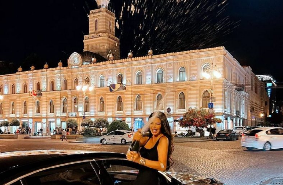 შორენა ბეგაშვილმა დაბადების დღე თავისუფლების მოედანზე შამპანურის გახსნით აღნიშნა