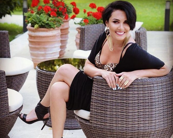 “ბრწყინავს ეს გოგო, საუცხოო ფორმაშია” – მაკა ზამბახიძის ცეცხლოვანი ფოტოები ბათუმის სანაპიროდან