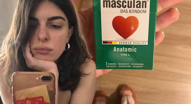 “სალაროსთან ბიჭი მედგა რომელიც ძალიან დაძაბული იყო დავეხდე და პრეზერვატივს ყიდულობდა… გასული არ იყო კარში და  მოლარეებმა ატეხეს სიცილი.. ავდექი და მეც..”