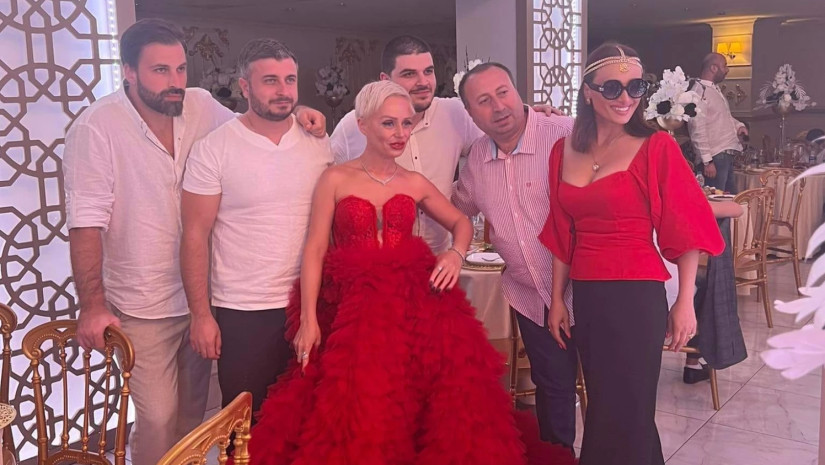 ქუთაისელი გოგო ცოლად რუს „კანონიერ ქურდს“ გაჰყვა, ქორწილში თამადა დავით ლიკლიკაძე იყო – იხილეთ ფოტოები