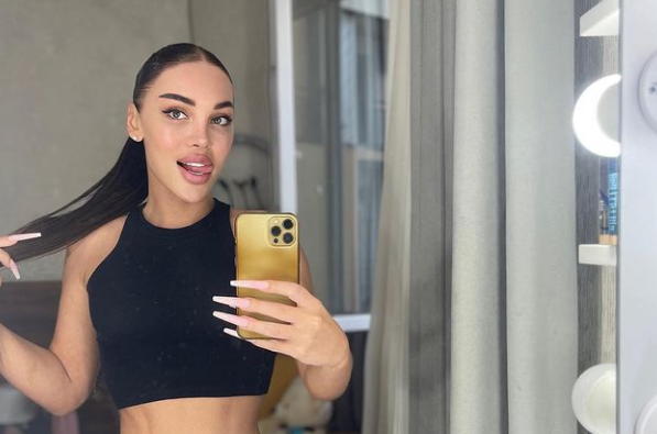 “ჩემი და.. მგავს ?” – კესარია აბრამიძე ულამაზესი დის ფოტოს აქვეყნებს