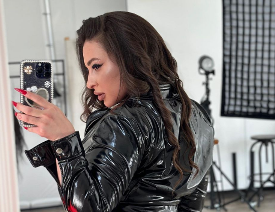 “ანაკონდა” – სალომე კაპანაძის ახალი სიმღერა და თამამი მოძრაობები კლიპში ნახვების რეკორდებს ხსნის