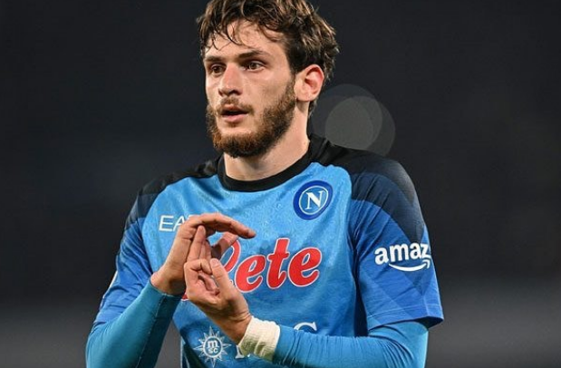 “ხანდახან მხრებზე მეტისმეტ ტვირთს ვგრძნობ, მაგრამ..” – ხვიჩა კვარაცხელიამ ჩემპიონთა ლიგის ჟურნალს ინტერვიუ მისცა და მარადონასთან შედარებაზე ისაუბრა