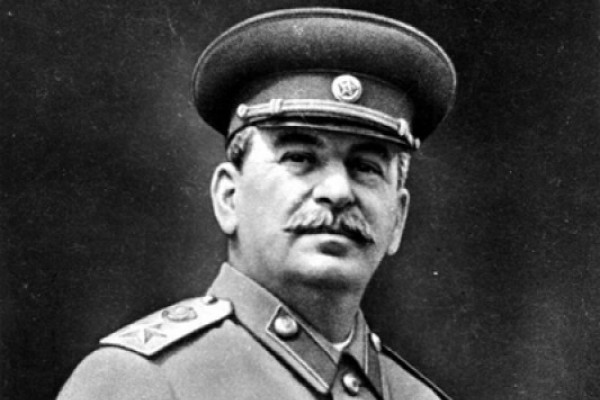 როგორ ცხოვრობს და როგორ გამოიყურება სტალინის შვილთაშვილი, რომელიც დაბადებიდან ყრუა და მამამ სახლიდან გააგდო