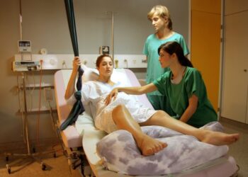 მძიმე მშობიარობისას ბებიაქალის მიერ გადარჩენილი ახალშობილი მისი რძალი გახდა: “ოჯახი შოკში იყო…”