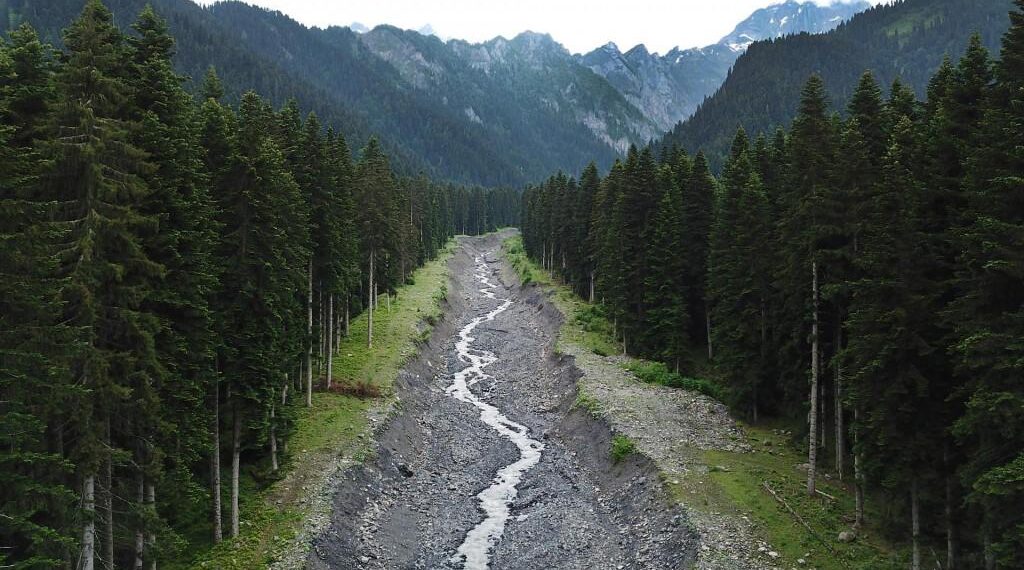 „ჩემი შვილი, 4 წლის შვილიშვილი და რძალი დამიბრუნა ღმერთმა… რაჭველი ბიჭები მისულან, გაუდიათ ფიცრები და” – სასიხარულო ინფორმაცია რაჭიდან