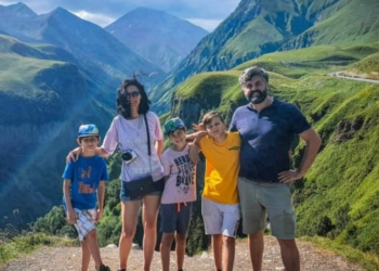 “მოყვნენ სტიქიიის ზონაში, იძებნება ზაზა მესხი მეუღლესთან და სამ მცირეწლოვან ბავშვთან ერთად..” – ახლახანს განცხადება გაკეთდა