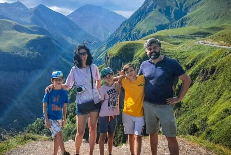 “მოყვნენ სტიქიიის ზონაში, იძებნება ზაზა მესხი მეუღლესთან და სამ მცირეწლოვან ბავშვთან ერთად..” – ახლახანს განცხადება გაკეთდა