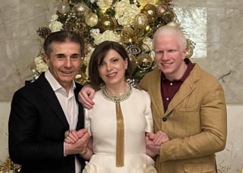 “გილოცავთ ახალ წელს” – ცოტნე ივანიშვილი მშობლებთან ერთად გადაღებულ ფოტოებს აქვეყნებს