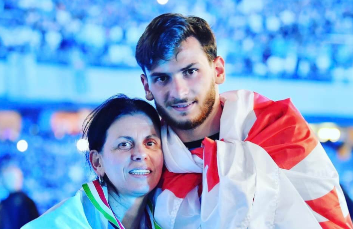 “გილოცავ დედი, გფარავდეს უფალი შენს ულამაზეს ნიცასთან ერთად” – როგორ ულოცავენ ხვიჩა კვარაცხელიას დედა, მეუღლე, ძმა და სიდედრი დაბადების დღეს