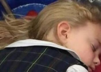 პატარა მძინარე გოგონას ამ ფოტომ მთელი მსოფლიო შოკში ჩააგდო – კარგად დააკვირდით მის ხელს..