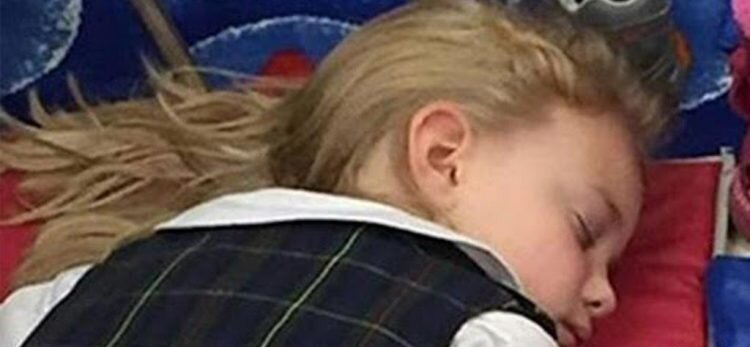 პატარა მძინარე გოგონას ამ ფოტომ მთელი მსოფლიო შოკში ჩააგდო – კარგად დააკვირდით მის ხელს..