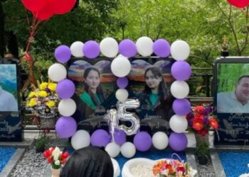 “დეე მხოლოდ ტირილი და ცრემლი იყო… პირველი დაბადების დღე უთქვენოდ… აუტანელია ეს ყველაფერი…“ – ბაღდათში სტიქიის შედეგად დაღუპულ ტყუპ დებს დღეს 15 წელი შეუსრულდებოდათ