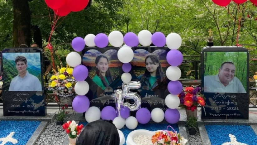 “დეე მხოლოდ ტირილი და ცრემლი იყო… პირველი დაბადების დღე უთქვენოდ… აუტანელია ეს ყველაფერი…“ – ბაღდათში სტიქიის შედეგად დაღუპულ ტყუპ დებს დღეს 15 წელი შეუსრულდებოდათ