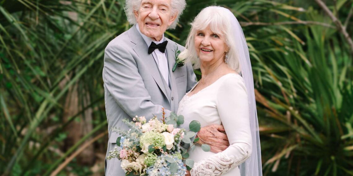 ფოტოები ქორწილიდან: კლასელები, რომელთაც ერთმანეთი მოსწონდათ, კლასის შეკრებაზე შეხვდნენ და 70 წლის შემდეგ დაქორწინდენ