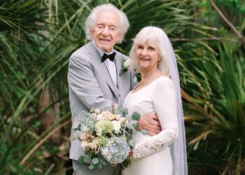 ფოტოები ქორწილიდან: კლასელები, რომელთაც ერთმანეთი მოსწონდათ, კლასის შეკრებაზე შეხვდნენ და 70 წლის შემდეგ დაქორწინდენ