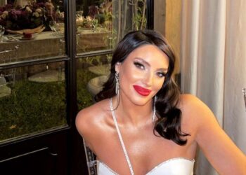 ბიკინებში გამოწყობილმა ევა ბარბაქაძის ფოტოებმა დიდი მოწონება დაიმსახურა – შორენა ბეგაშვილის შვილი არაჩვეულებრივად გამოიყურება