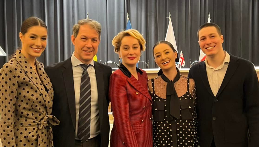 სანდრო ჩიჩუა იუბილარია – ნახეთ როგორი ლამაზი შეყვარებული ჰყავს ცნობილი ექიმების ვაჟს