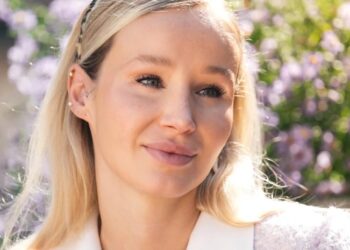 „ძალიან ლამაზი და დახვეწილია“ – როგორ გამოიყურებოდა ანუკი არეშიძე თბილისის საპატიო მოქალაქეების დაჯილდოების ცერემონიაზე