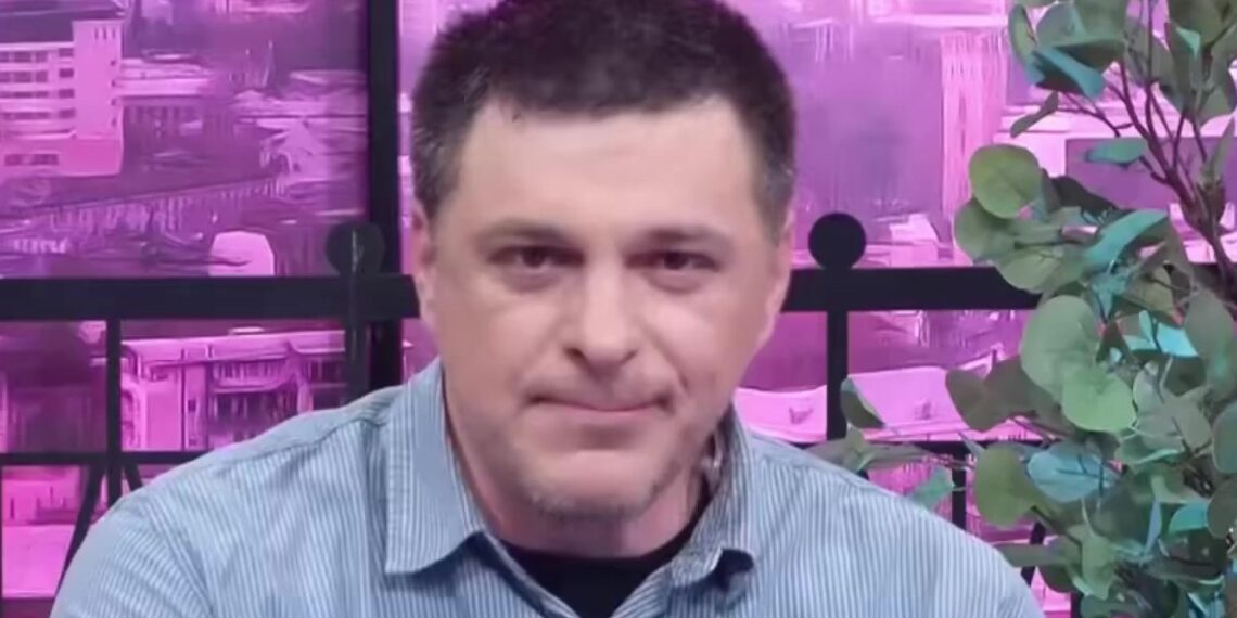 „ამ ბიჭმა ტელესივრცე ამოაყირავა…“- როლანდ ოქროპირიძის წაკითხული ლექსი და ატირებული სტუმრები