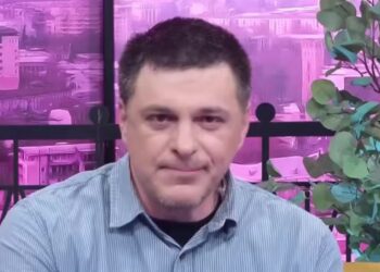 „ამ ბიჭმა ტელესივრცე ამოაყირავა…“- როლანდ ოქროპირიძის წაკითხული ლექსი და ატირებული სტუმრები