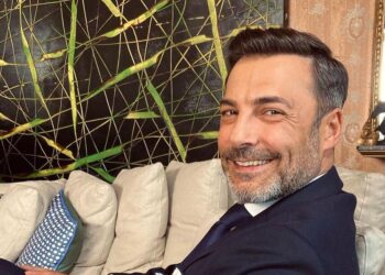 წლების წინანდელი სკანდალის გამო ამხედრებული მაყურებელი და ცოლი, რომელსაც მედიისგან მალავს – როგორია ცნობილი სერიალის გმირის ცხოვრება ეკრანს მიღმა