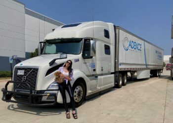 “საქართველოში ერთ-ერთ ცნობილ ბანკში ვმუშაობდი… ამერიკაში სამი წლის წინ წამოვედი” – გაიცანით გოგონა, რომელიც აშშ-ში ტრაილერის მძღოლად მუშაობს