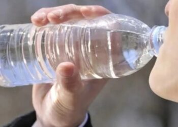 რატომ არის საშიში პლასტმასის ბოთლიდან წყლის დალევა