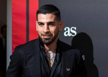 რა თანხა გამოიმუშავა ილია თოფურიამ ჩარლზ ოლივეირას დამარცხებით ?