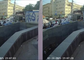 სოციალურ ქსელში ვრცელდება კადრები, სადაც ჩანს როგორ ჩამოვარდა შენობის ნაწილი „სადგურის მოედანზე“