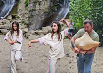 “მარიამის ცეკვა აჭარული ჭიბონის თანხლებით” – ფოტოგრაფი დანტესი მარიამ კოხრეიძის აჭარული ცეკვის ვიდეოს გვიზიარებს