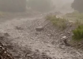 დაზიანებულია ელექტროენერგიის გადამცემი ანძა! მდინარე კალატოპიდან გადმოვიდა – რაჭაში სტიქიას ებრძვიან