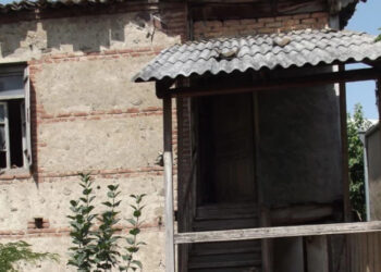 „ამ სახლიდან 17 მიცვალებული გაასვენეს…” – უმეტესობა ბავშვი და ქალი იყო“ – ელაშვილების ოჯახის ტრაგედია