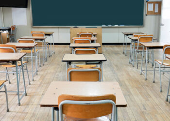 დირბის საჯარო სკოლაში ტოპები, დეკოლტეები, კორსეტები და დახეული ჯინსები აკრძალეს