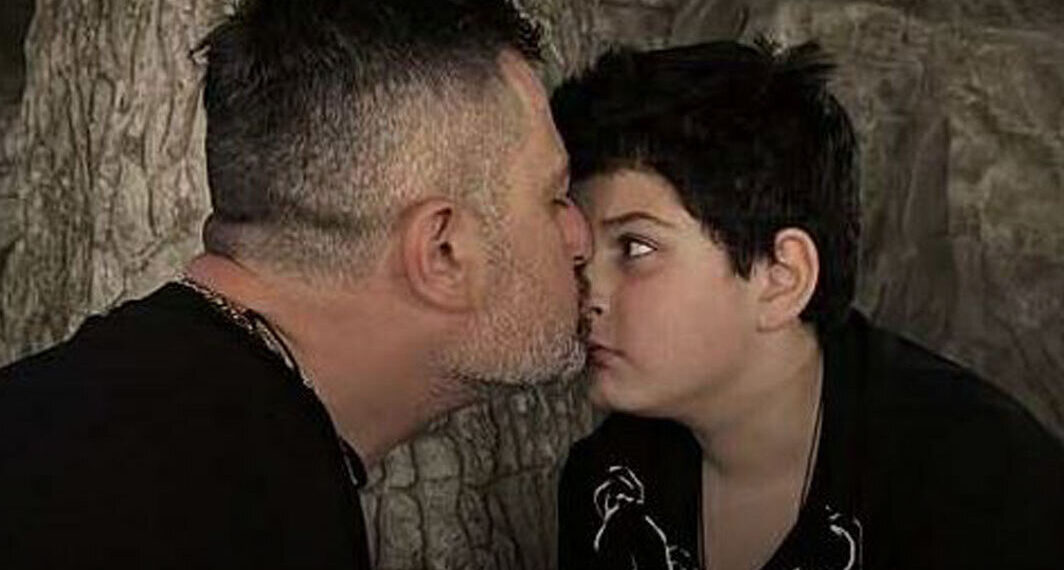 “არ წახვიდე, არ დამტოვო… ჭკუით, მეორე ჭკუით და მეოთხე ჭკუით, დაიმახსოვრე” – ვრცელდება ლაშა ბასლანძეს და მისი შვილის ემოციური ვიდეო, როგორც აცილებს მამას სახლიდან