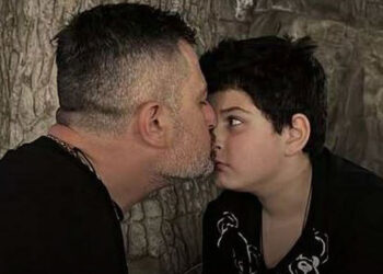 “არ წახვიდე, არ დამტოვო… ჭკუით, მეორე ჭკუით და მეოთხე ჭკუით, დაიმახსოვრე” – ვრცელდება ლაშა ბასლანძეს და მისი შვილის ემოციური ვიდეო, როგორც აცილებს მამას სახლიდან