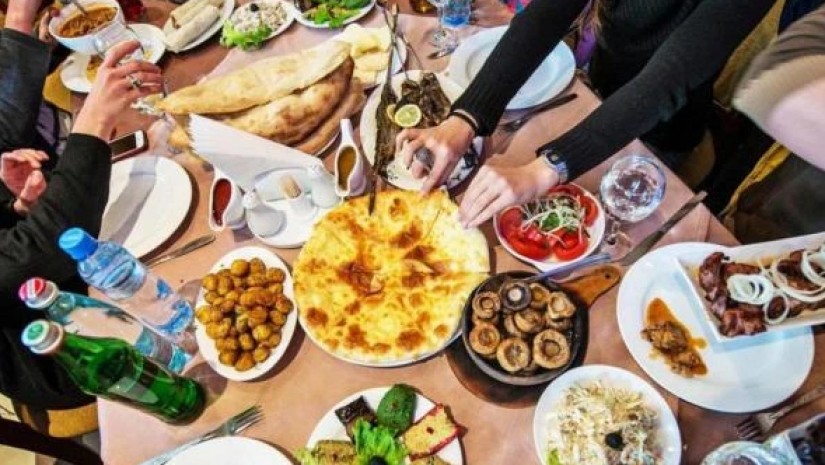 დაკრძალვის ცერემონიიდან საკვების სახლში წაღების მართებულობაზე განმარტებას მართლმადიდებელი მღვდელი აკეთებს