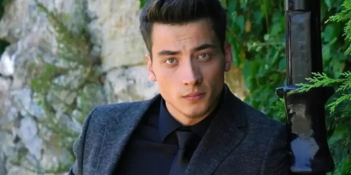 ვინ არის თურქი “ალენ დელონი” – 27 წლის ვარსკვლავის დიდი აღიარება, ამბავი სიყვარულზე და გზა დიდ სცენამდე