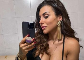 “ქმარმა გაიგო, რომ ცოლი ღალატობდა და მას დაბადების დღეზე შოკისმომგვრელი სიურპრიზი მოუწყო… ამის დანახვაზე დედამისს ხელიდან ტორტი გაუვარდა”