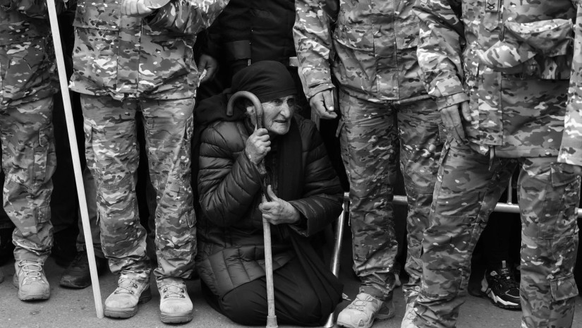 ვინ არის ქალი, რომელიც პატრიარქს მუხლებზე დაჩოქილი დაემშვიდობა